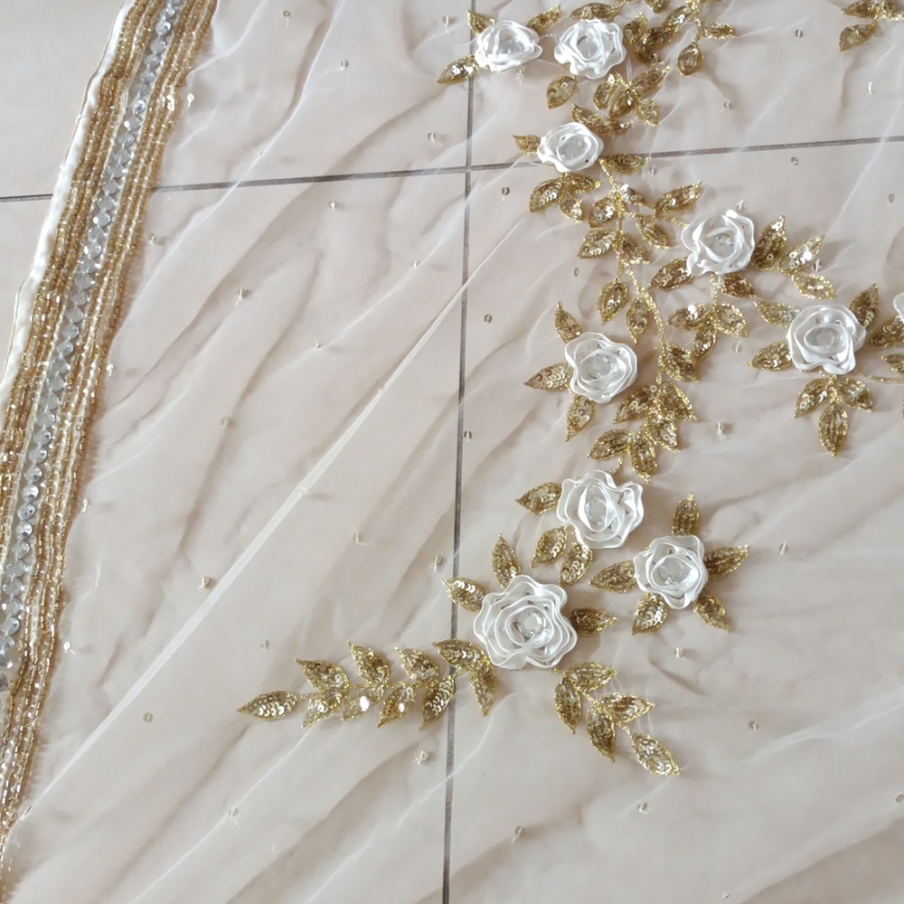 Stunning dupatta with satin roses and sequins - Picture 4 of 6